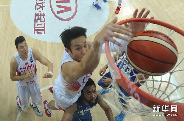 10月3日,中国队球员丁彦雨航(上)在比赛中扣篮.