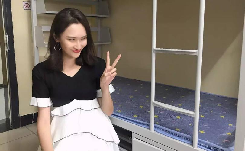 她在北影宿舍进行摆拍, 结果惨遭网友批斗!