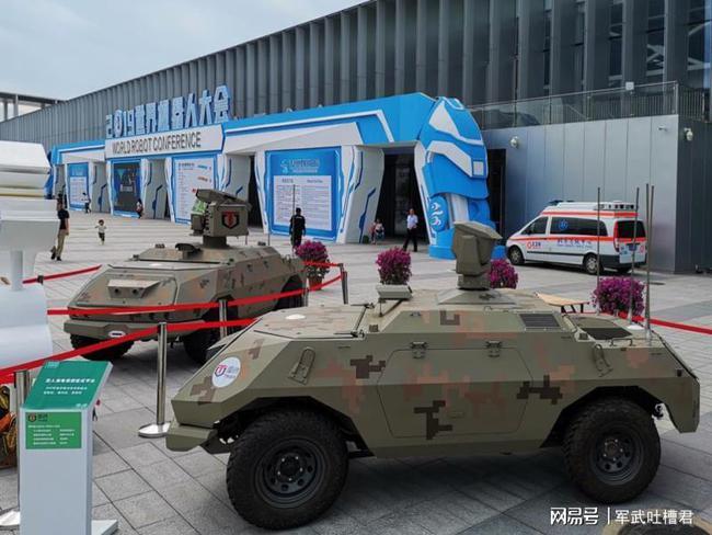 再者是伴随登陆部队挺进的"雷神"无人战车,该型无人战车顶部安装有