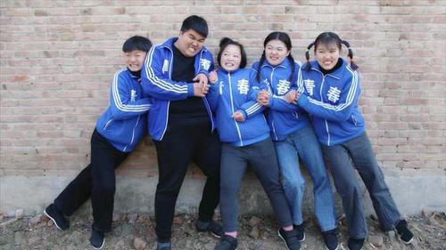 欢欢的童年:妈妈用麦芽糖给姐妹俩做棒棒糖,妈妈真厉害啥都会做