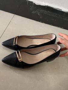 出手一双达芬妮女鞋,36码,偏小半码,给钱就卖 牛皮材质