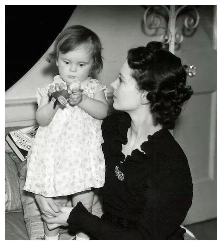 费雯丽丨患上精神分裂症,她彻底崩溃了!