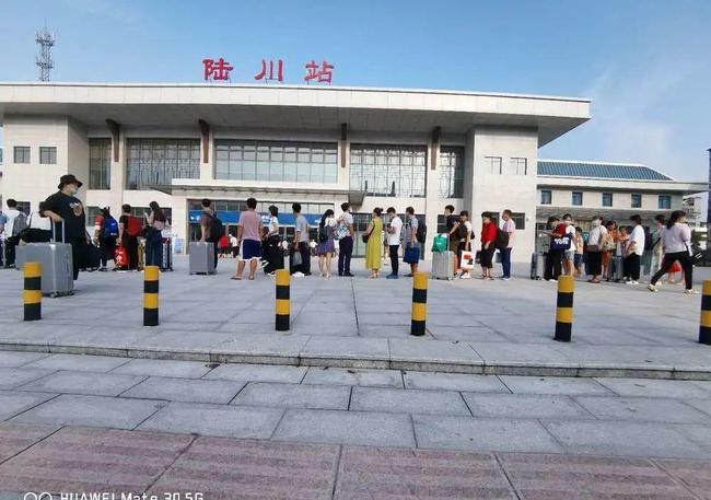 出行难?陆川火车站开门迟,乘客多