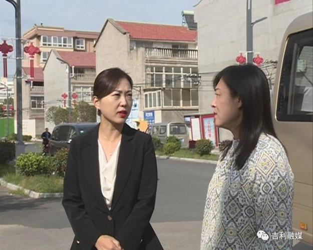 精彩吉利 在白坡新村,梁纪朋实地查看了农村村容村貌整治,改厕,禁烧等