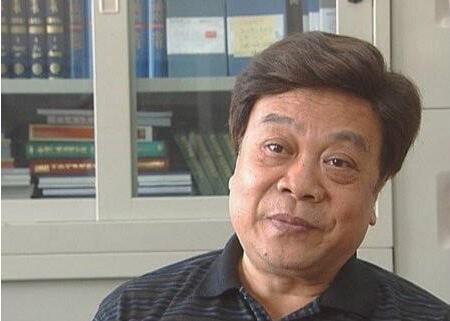 赵忠祥写了"步步紧逼"四字,网友调侃:"紧爷"名不虚传