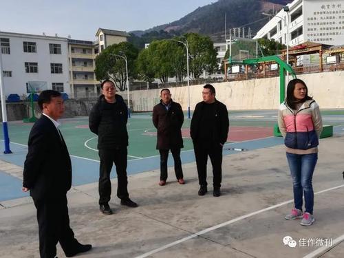 永平县教体局到龙街镇调研足球场地建设