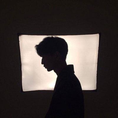 2021q友乐园侧脸影子男生头像 好看的黑影唯美照片