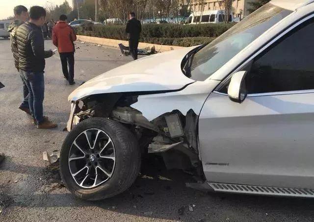 【1041新闻眼】郑州一宝马被撞"瘸",肇事车几乎报废,人已送医,事故
