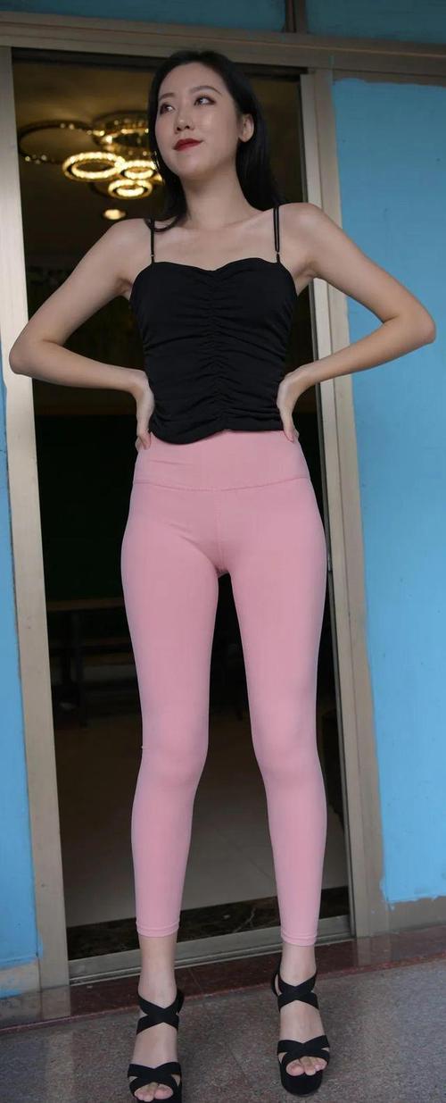 时尚街拍:瑜伽裤的风采,只有辣妈才能诠释.