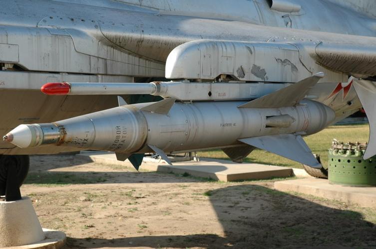 1958年中国从前苏联引进了r-5型空空导弹,采用了雷达驾束制导方式