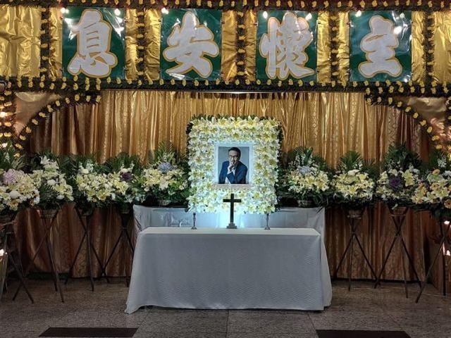 虽然讣告上说禁止在葬礼上拍照,但很多媒体曝光了现场照片.