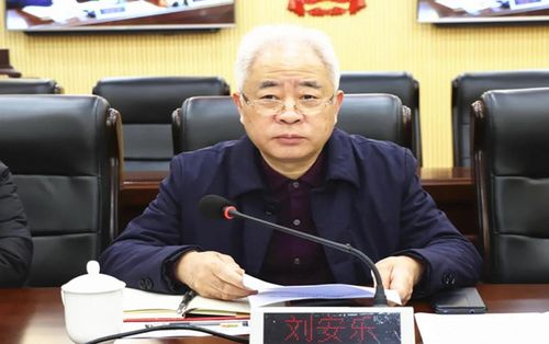 南县十七届人大常委会第三十一次会议召开