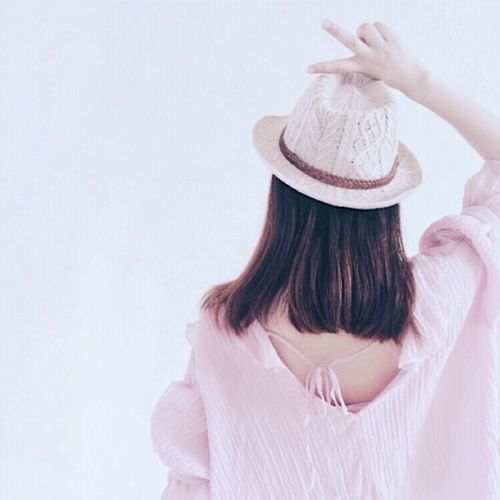 背影 女生 剪刀手