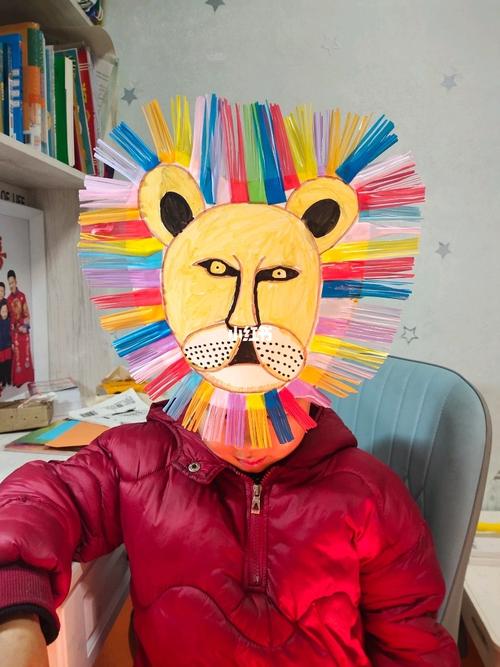 狮子面具,卡纸跟纸壳,还有吸管,本来打算买中间可以伸