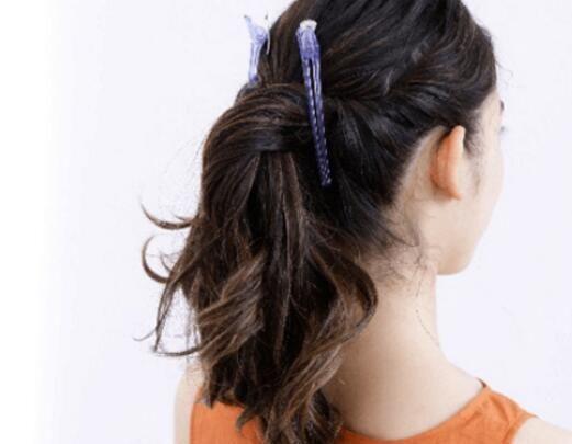 如果头发是稍卷的女生,这样扎卷发马尾扎起来显得简单