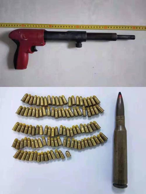 将一支老式射钉枪,一枚机枪子弹及数十余发射钉弹交给了民警