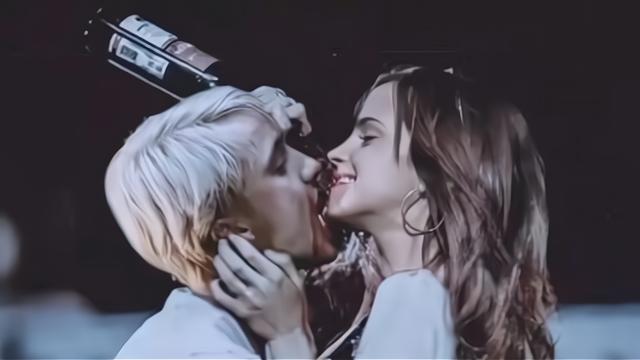 赫敏马尔福的红酒吻怎么回事