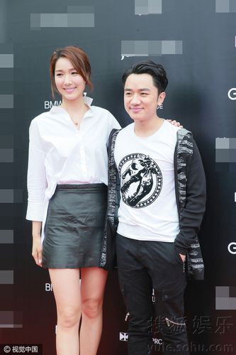 王祖蓝与妻子张亚男现身. 返回搜             责任编辑