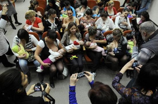 哺乳快闪俄罗斯上演 众辣妈抢镜喂奶(组图)