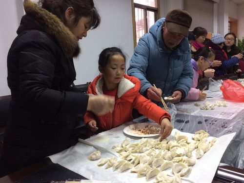 官塘冲社区举行老少联谊包饺子活动