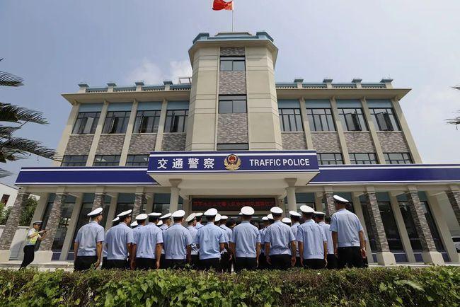 开平市公安局交警大队赤坎中队举行新办公楼揭牌仪式