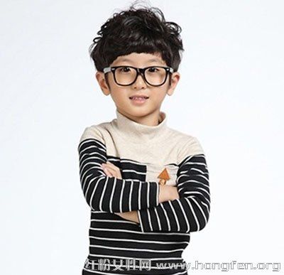 阳光可爱小男孩发型设计时尚儿童烫发造型图片4