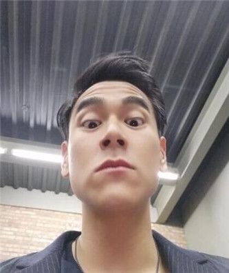 彭于晏自拍挤出了抬头纹双下巴/图