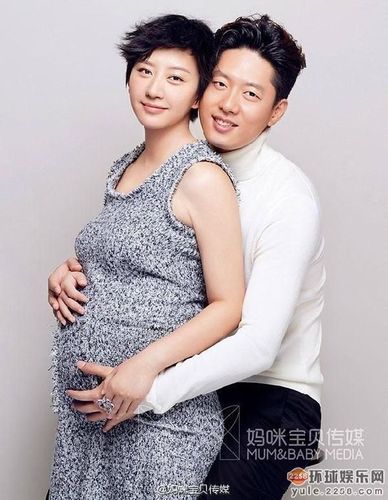 唐一菲产前大肚写真曝光 与凌潇肃恩爱笑容灿烂