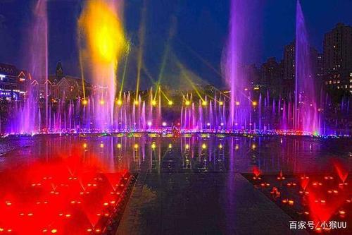 哈尔滨群力地区音乐喷泉,喷泉开始时伴随着震撼的隐约,让人置身其中