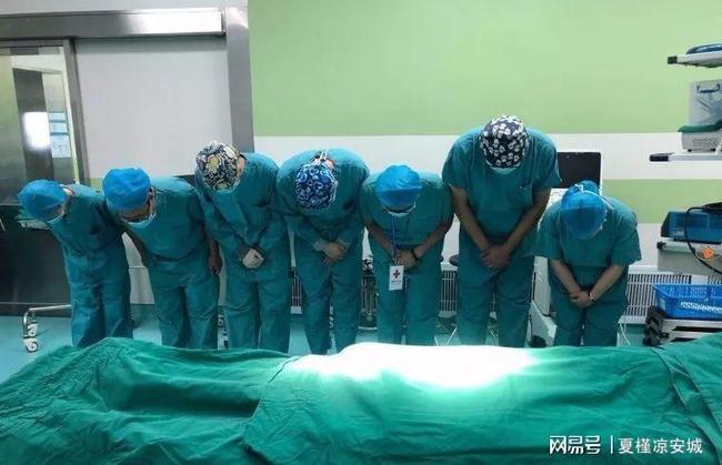 首先会出现所谓的尸斑,就是人死后血液停止运行,毛细血管与静脉等等的