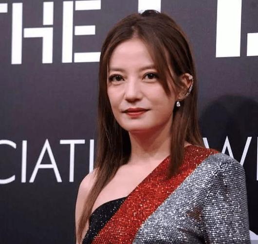 赵薇本身的骨相不算特别好,脸内凹,但眼睛大,鼻子大,嘴巴大,硬是让她