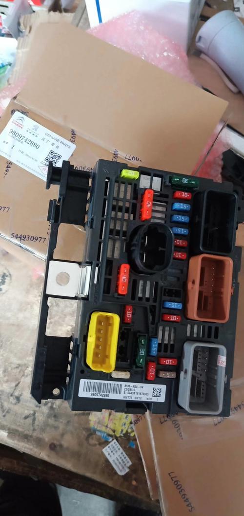 8年实体店 标致雪铁 发动机舱 保险丝盒 307 308 408 世嘉r05 r20