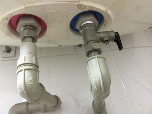 电热水器的冷水减压阀一直流水,跟水龙头似得怎么办?