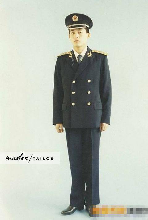 87式空军女将官夏礼服,特殊之处是这套礼服的礼服大檐帽上没有将官