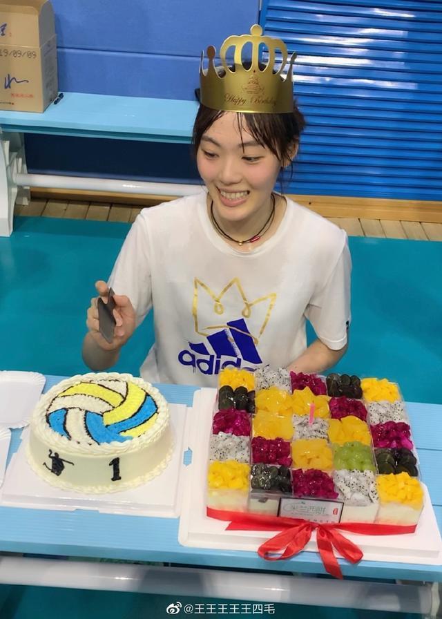 辽宁女排庆生会现场照曝光:小美女惨遭蛋糕拍脸,笑逐颜开好有爱