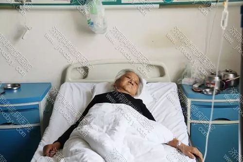 躺在病床上身体虚弱,生活不能自理的范秀荣老人