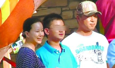 满文军带全家看电影 妻子出狱后依旧当贤内助