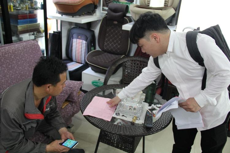 上门拜访商户,树立主动营销理念.