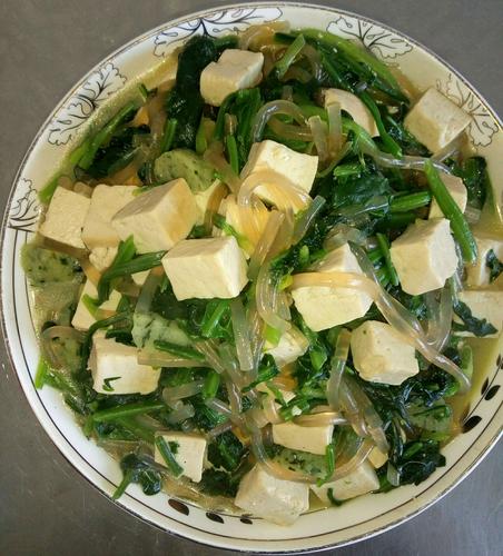 午餐:菠菜炖豆腐 鸡肉洋葱圈 蒸米饭 黄瓜鸡蛋汤
