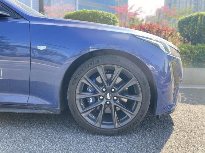 19寸的轮毂,加上独特的卡钳,标配的米其林轮胎,还是防爆轮胎来的,非常