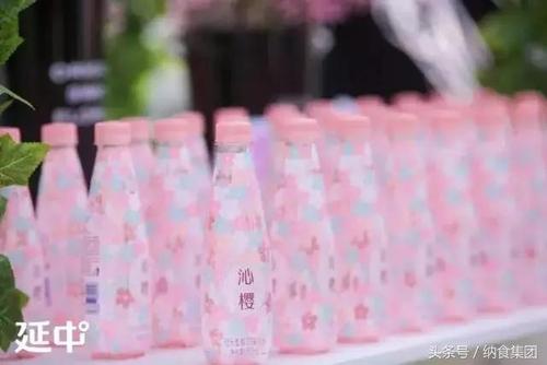 瓶身设计是元气满满的樱花图案包装,内在是充满少女心的粉色可乐,口感
