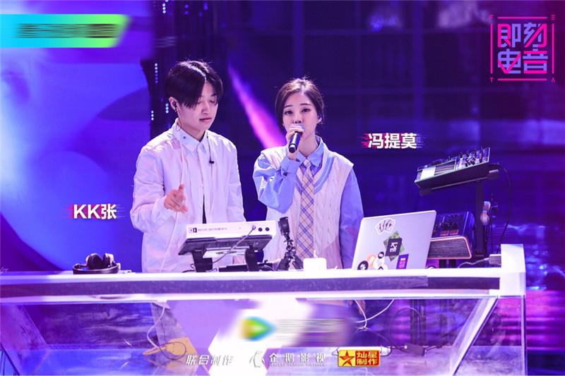 近来冯提莫开始尝试电音曲风,一曲《玻璃糖》一度让网
