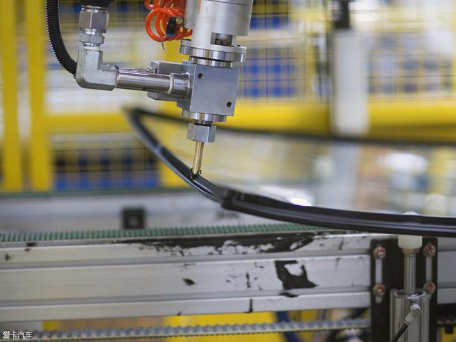 玻璃涂胶机器人"接手"了这项对操作要求极高的工作,确保涂胶质量的