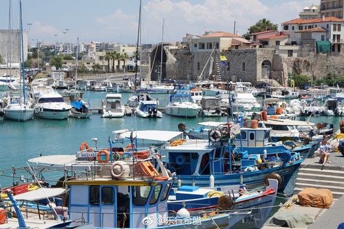 曾经繁忙的伊拉克里翁港口,如今停满了私家的游船