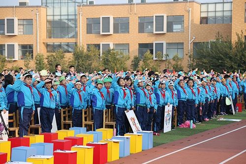 体育与健康,运动与快乐——潍坊峡山双语小学举行第八周升旗仪式