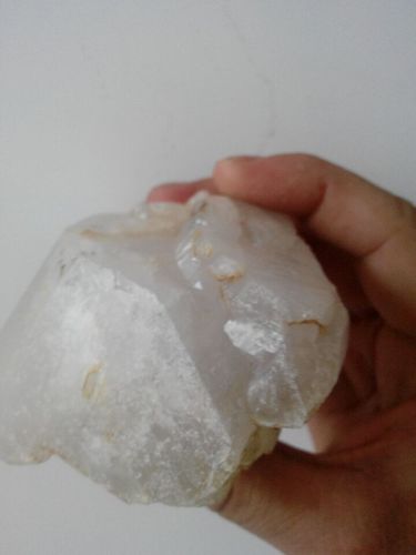 我承包的山上修路时发现一个溶洞,里面有好多的白色透明的石头.