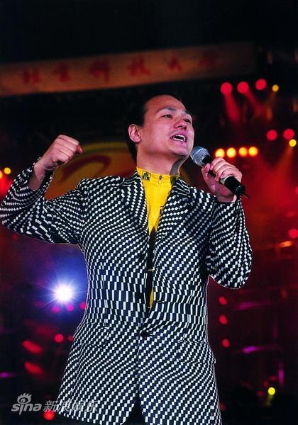 张行更是力邀帽子歌后,台湾大姐级歌手凤飞飞助阵,加上张行家喻户晓的