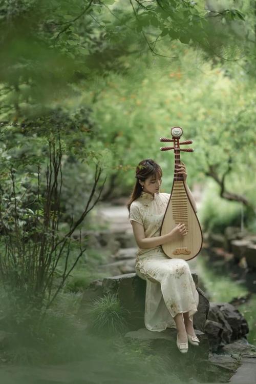 琵琶,抒豪情:欲饮琵琶马上催在水之滨,琵琶是柔情的江南女子;在黄沙