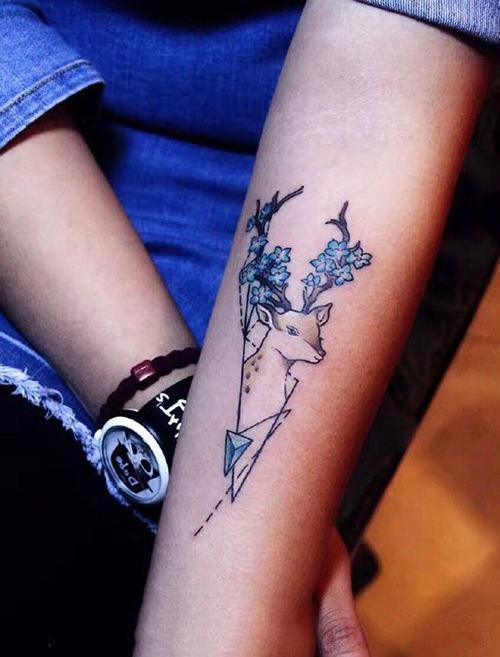 手臂彩绘梅花鹿纹身图案