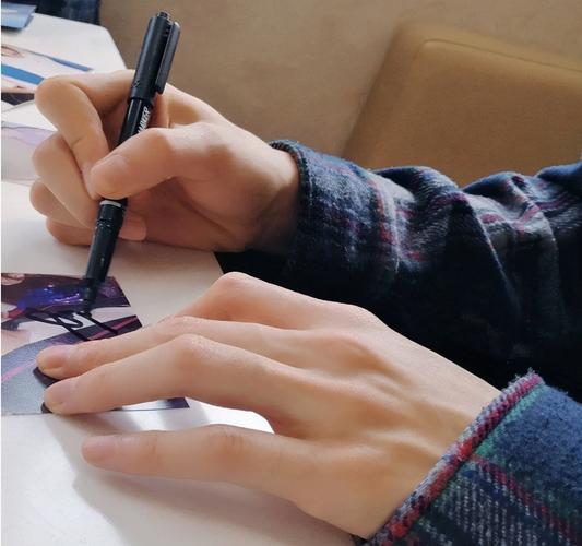 龚俊简直手控福利,有骨节分明的苏感,难怪《山河令》好多特写